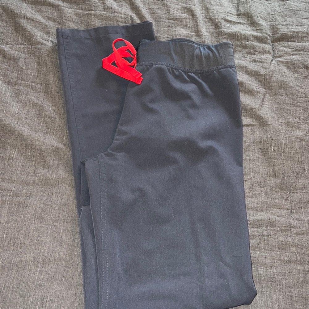 Livingston charcoal scrub bottoms FIG